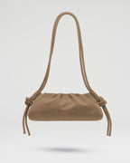 Bolso Dumpling ante piedra