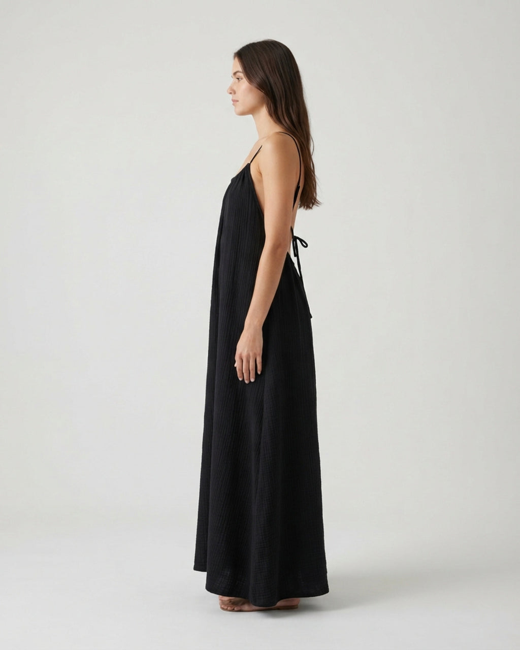 Vestido negro de costado