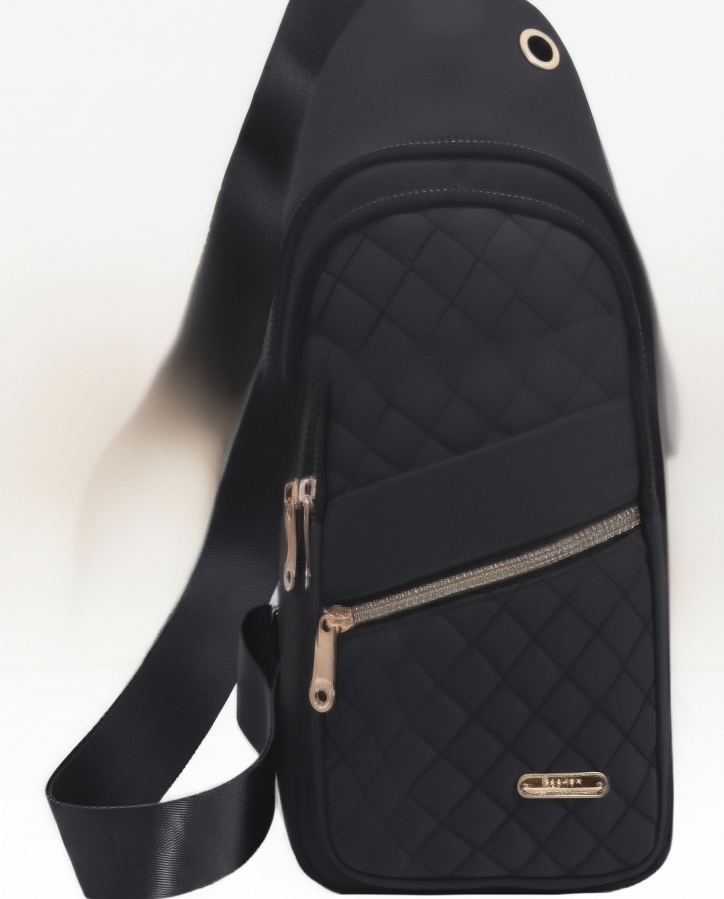 Bolso sling en mano
