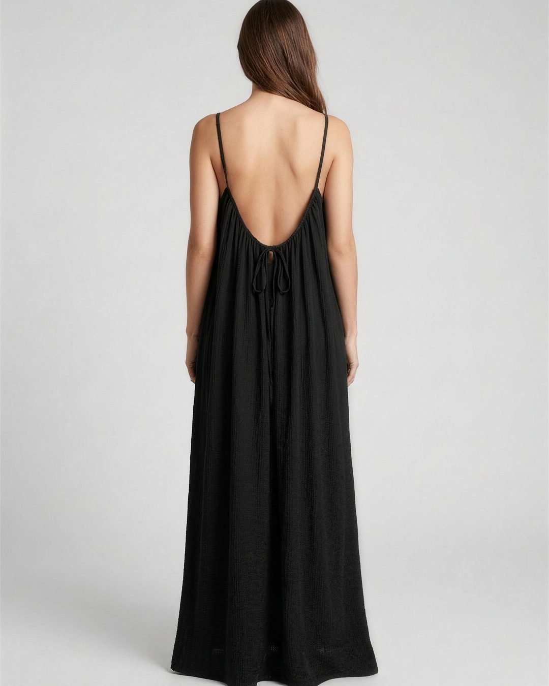 Vestido negro de espalda
