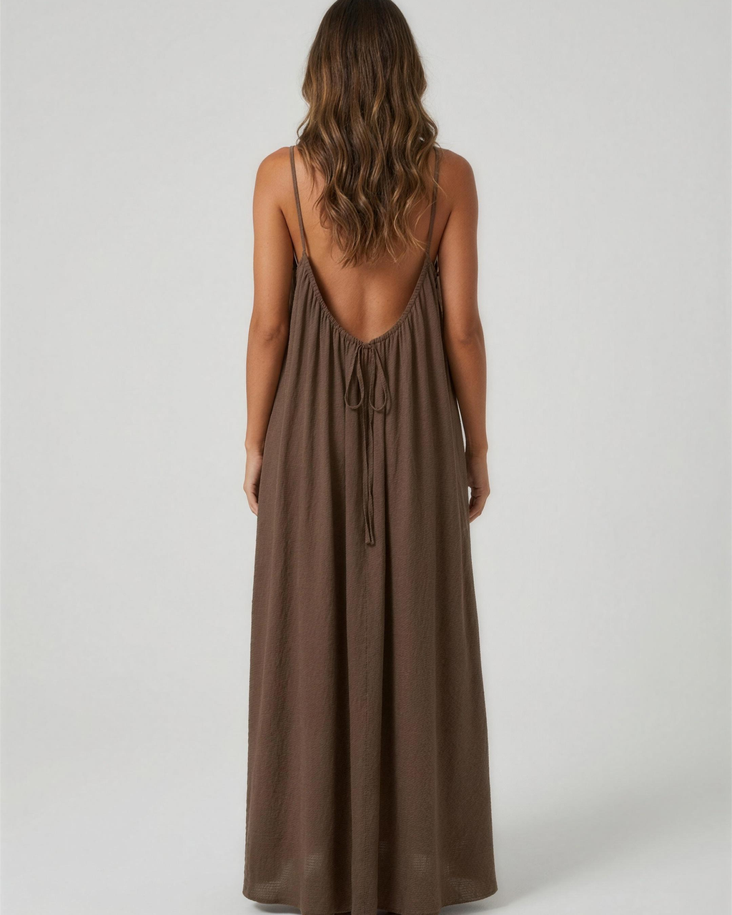 Vestido marrón de espalda
