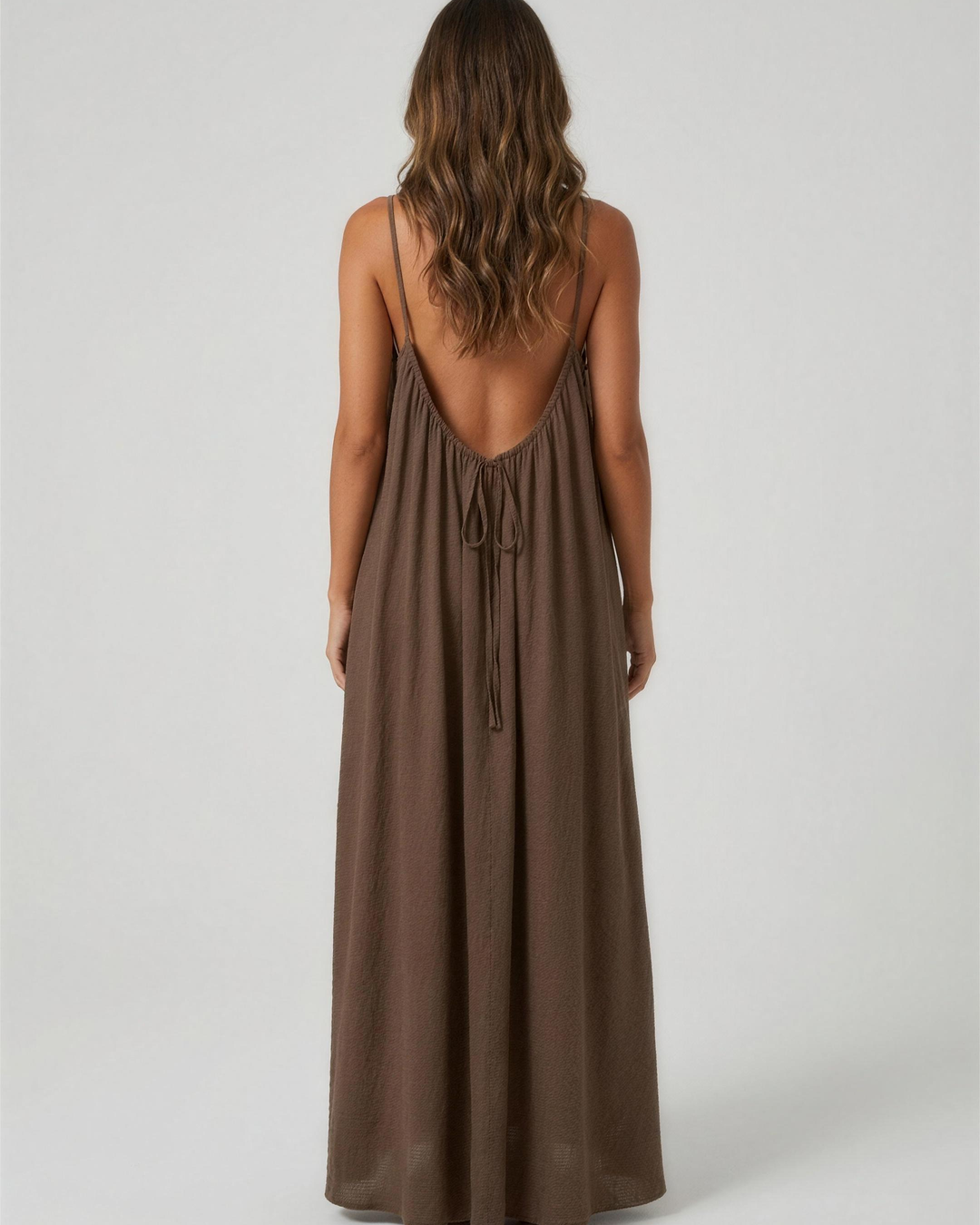 Vestido marrón de espalda