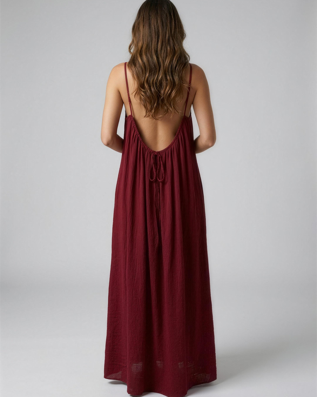 Vestido burdeos de espalda