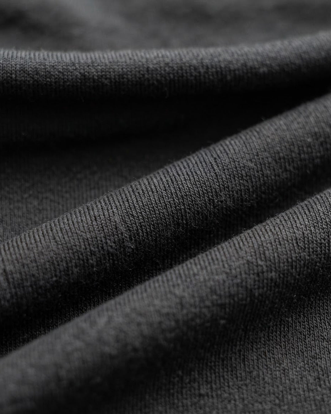 Detalle del punto del vestido off-shoulder