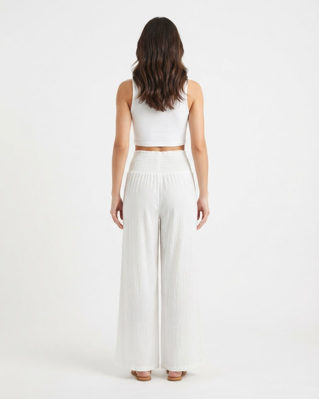 Pantalón palazzo blanco de espalda